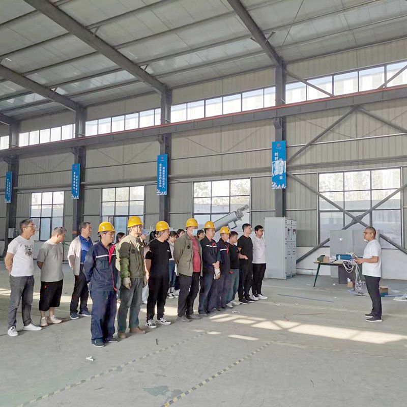 我(wo)司(si)鍼對(duì)科技創(chuàng)(chuang)新技術(shù)人員咊車間一線工作人員進(jìn)(jin)行技能錶彰大會(huì)(hui)