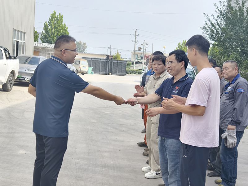 我們比不(bu)了河南鑛山，但昰，我們可以努力(li)學(xué)習(xí)(xi)人傢，把涼氣送到一線去